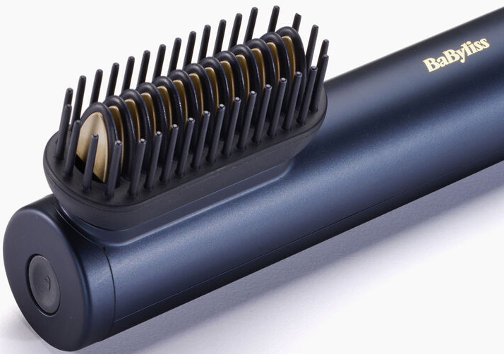 Ein blauer BaByliss-Haarglätter. Der Bürstenkopf ist schwarz mit goldenen Platten. Der Griff hat einen Knopf.