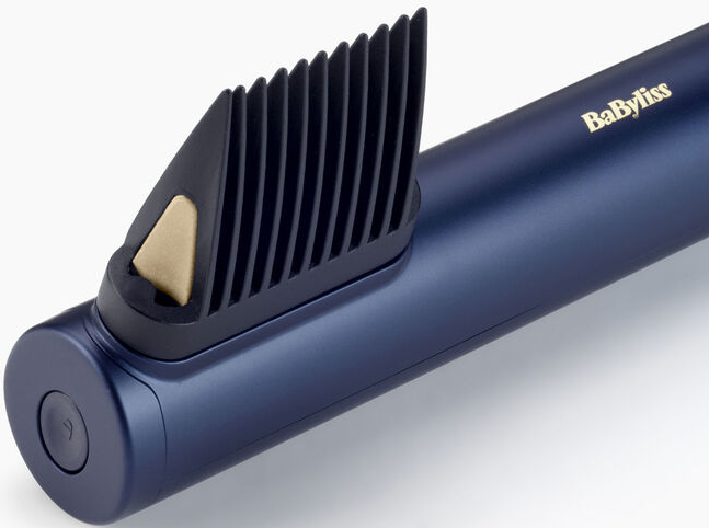Nahaufnahme eines blauen Babyliss-Haarglätters. Es hat einen schwarzen Kammaufsatz und einen goldenen Akzent.