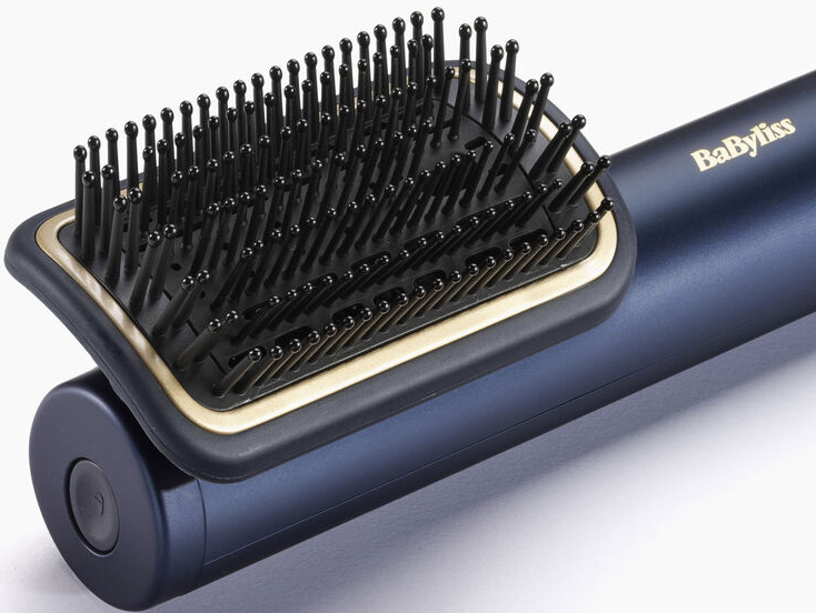 Nahaufnahme einer blauen BaByliss-Haarbürste. Sie hat schwarze Borsten, eine goldene Einfassung und einen schwarzen Griff.