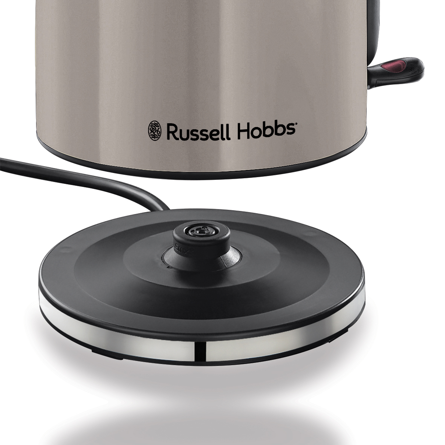 Une bouilloire Russell Hobbs avec une base noire. La bouilloire est beige et la base est noire avec une bordure argentée. Le cordon d'alimentation est visible.
