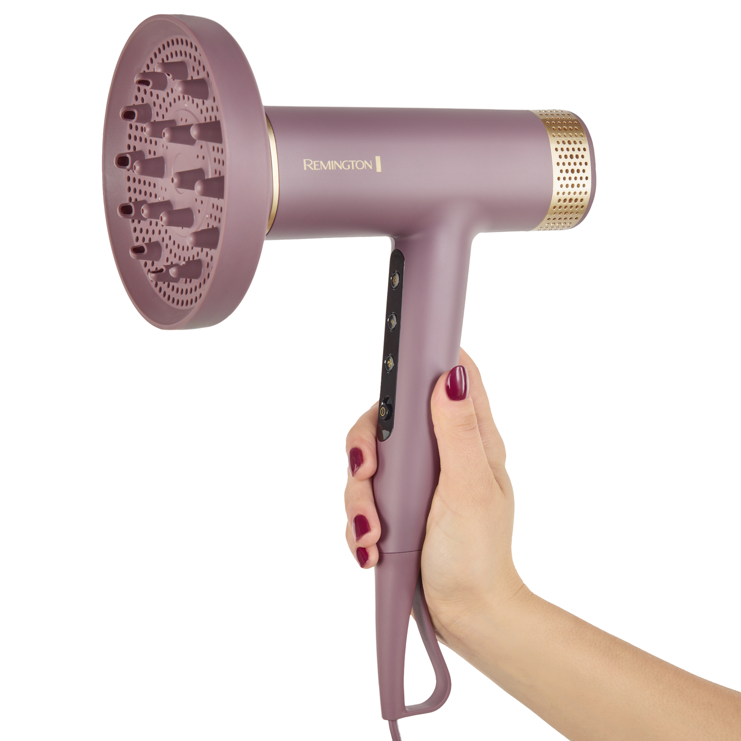 Een persoon houdt een paarse Remington-föhn met een diffuser vast. De achtergrond is wit.
