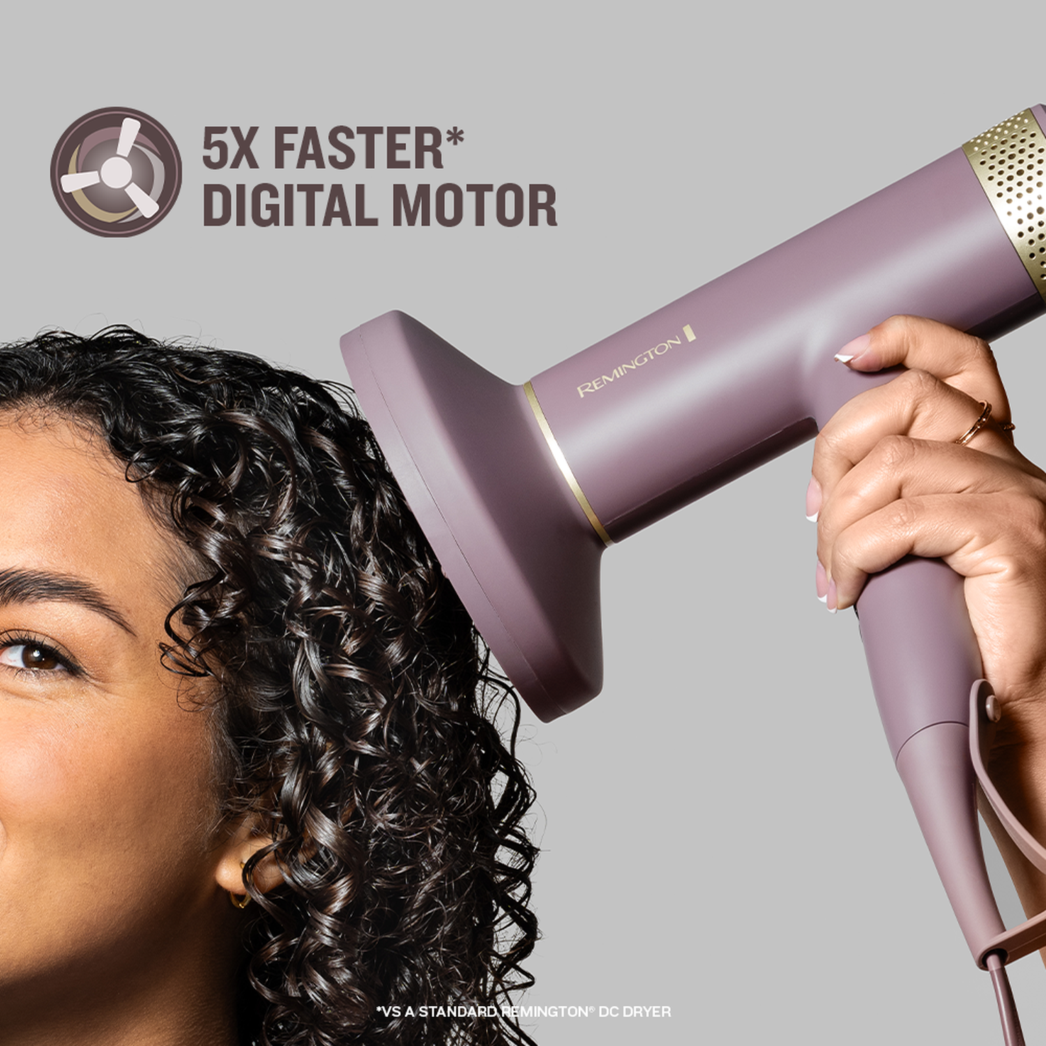 Het gezicht en krullend haar van een vrouw, met een paarse Remington föhn. Tekst luidt: '5X Faster Digital Motor'.