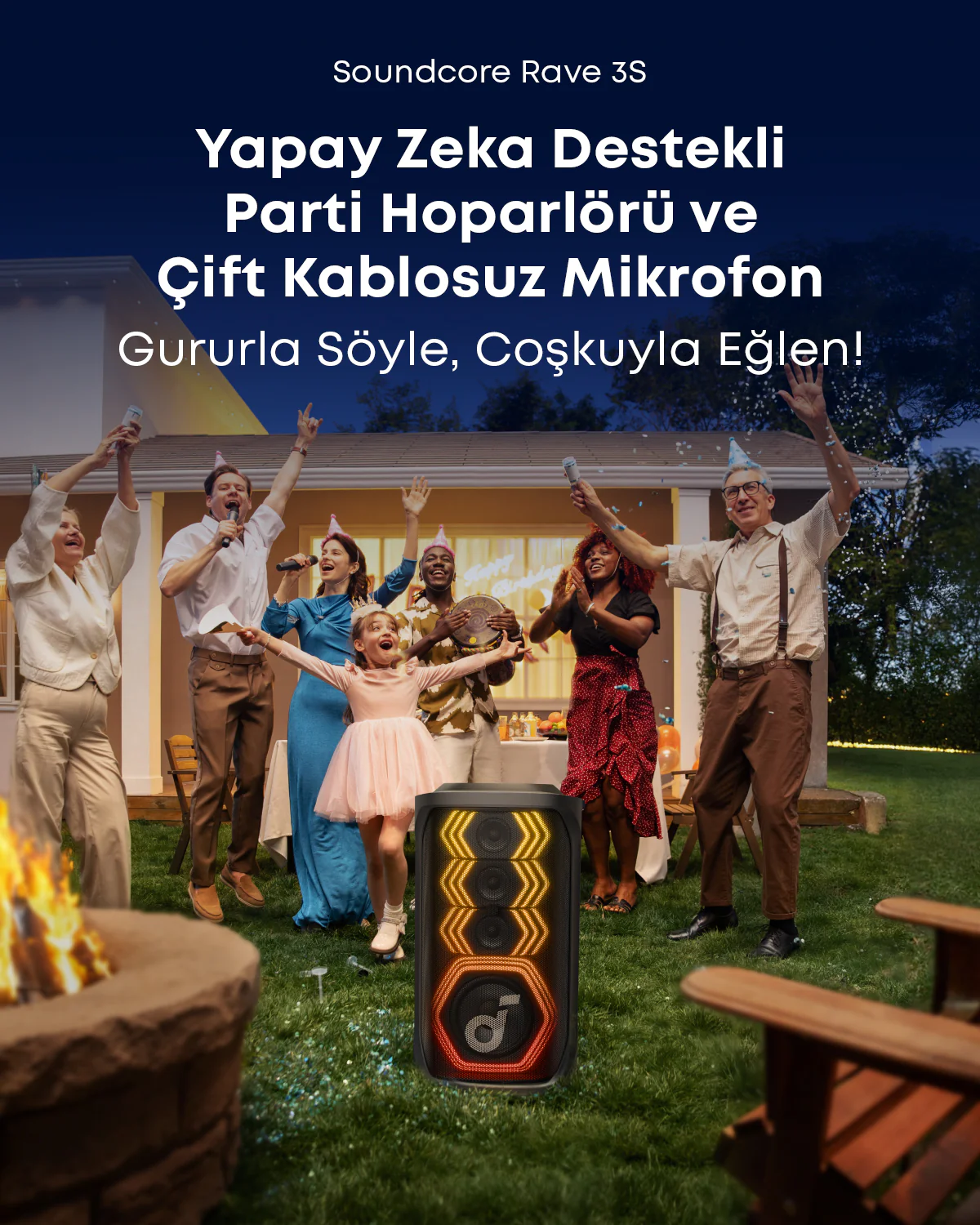 Bir grup insan kutlama yapıyor, ön planda bir hoparlör ve sol köşede bir kamp ateşi.
