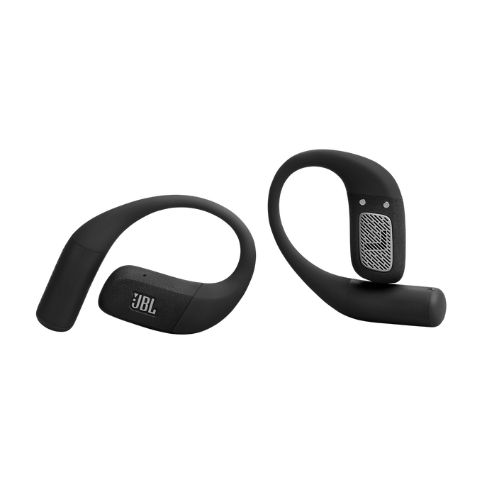 Dos auriculares inalámbricos JBL negros. Cada auricular tiene un gancho para un ajuste seguro. Uno muestra el logotipo de JBL. El fondo es negro.