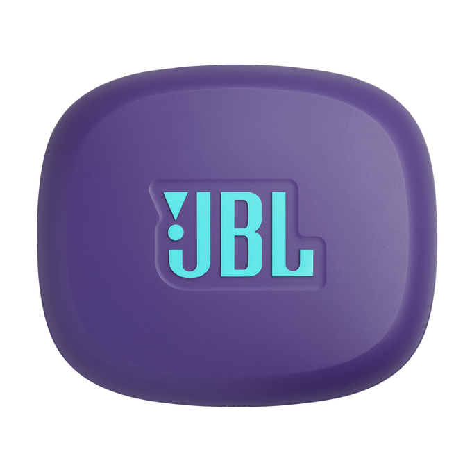 Un estuche morado de auriculares JBL. El logo de JBL es azul claro. El estuche es redondeado y sobre fondo negro.