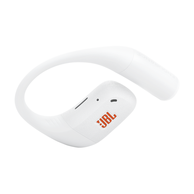 Auriculares inalámbricos JBL blancos, con diseño de gancho para la oreja. El logotipo de JBL es naranja. El fondo es negro.