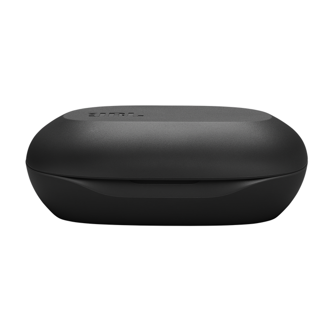 Un estuche de carga de auriculares negro y ovalado. La parte superior tiene una marca de texto sutil. El fondo es negro.
