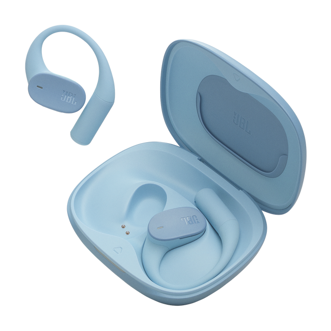 Auriculares JBL y estuche de carga azul claro. Un auricular está separado. Estuche abierto, un auricular dentro. Fondo negro.