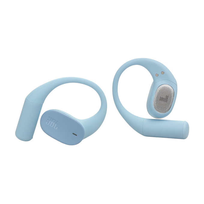 Se muestran dos auriculares JBL de color azul claro. Los auriculares tienen un diseño curvo con altavoz y gancho para la oreja. El fondo es negro.