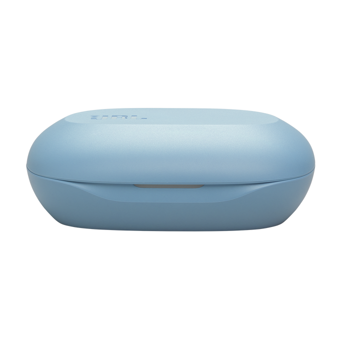 Un estuche de auriculares ovalado azul claro. La tapa tiene un logotipo y una pequeña hendidura plateada. El fondo es negro.