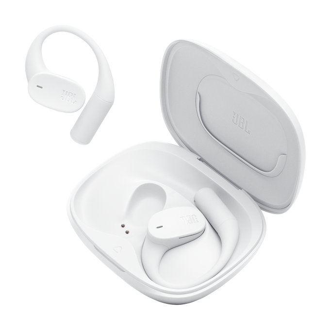 Auriculares JBL blancos y estuche de carga. Un auricular está separado, el otro dentro del estuche abierto. Ambos tienen el logotipo de JBL.