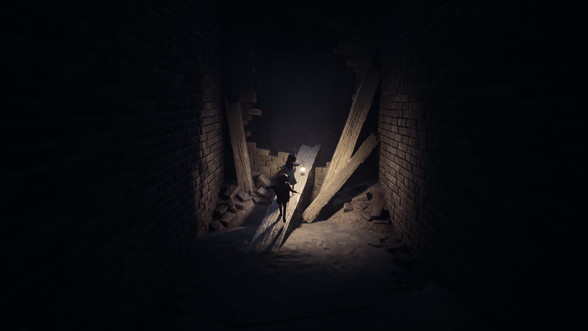 Un túnel oscuro con paredes de ladrillo. Una persona con una linterna camina sobre una tabla de madera. Escombros y ladrillos rotos los rodean.