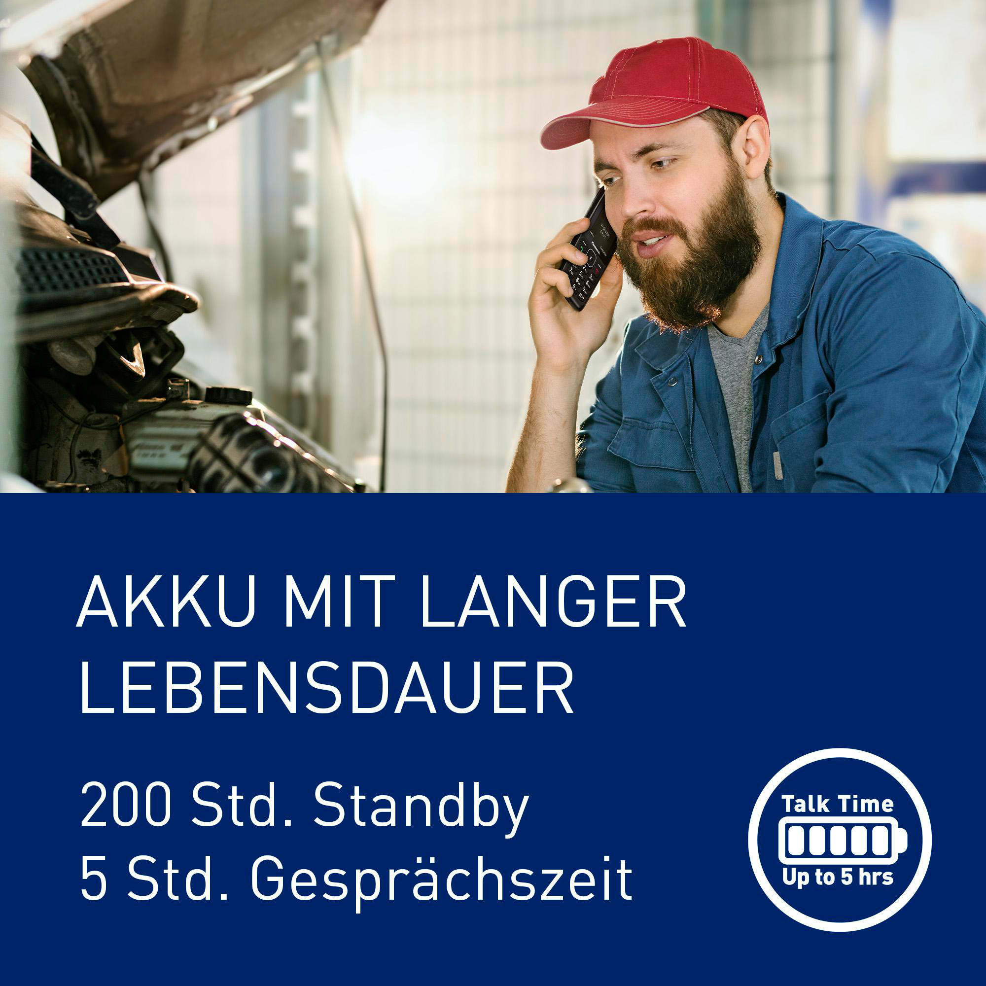 Ein Mechaniker mit roter Kappe telefoniert in der Nähe eines Automotors. Text wirbt für lange Akkulaufzeit: 200h Standby, 5h Gesprächszeit.