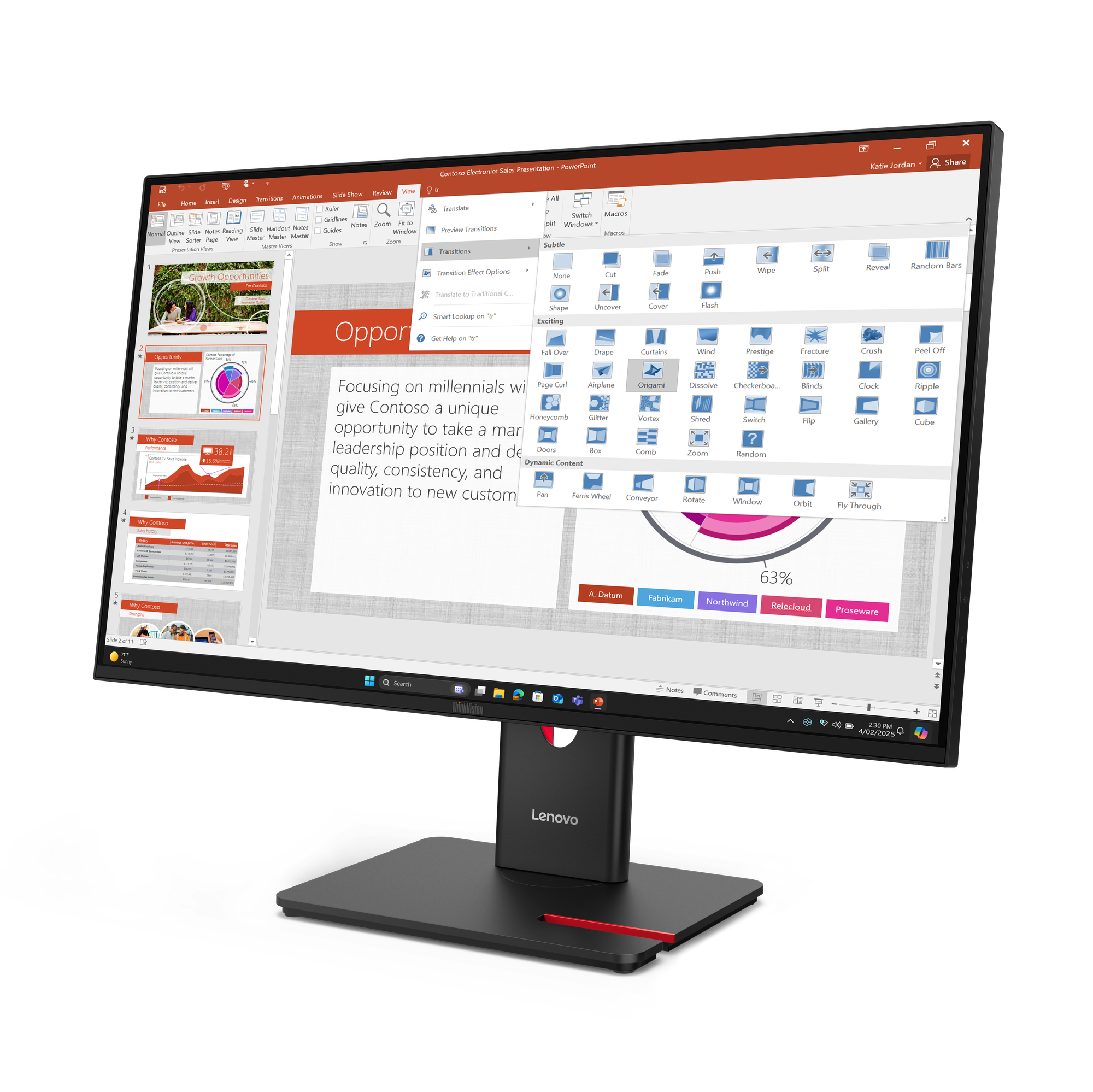 Ein Computermonitor zeigt eine PowerPoint-Präsentation. Der Bildschirm zeigt Folienübergänge.