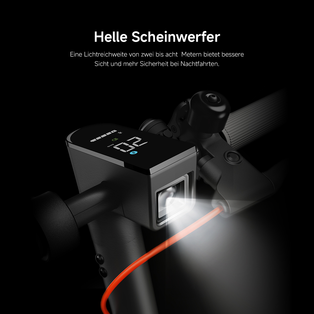 Nahaufnahme eines Elektroroller-Scheinwerfers. Der Scheinwerfer ist eingeschaltet und beleuchtet den Boden. Das Display zeigt die Geschwindigkeit als 02.