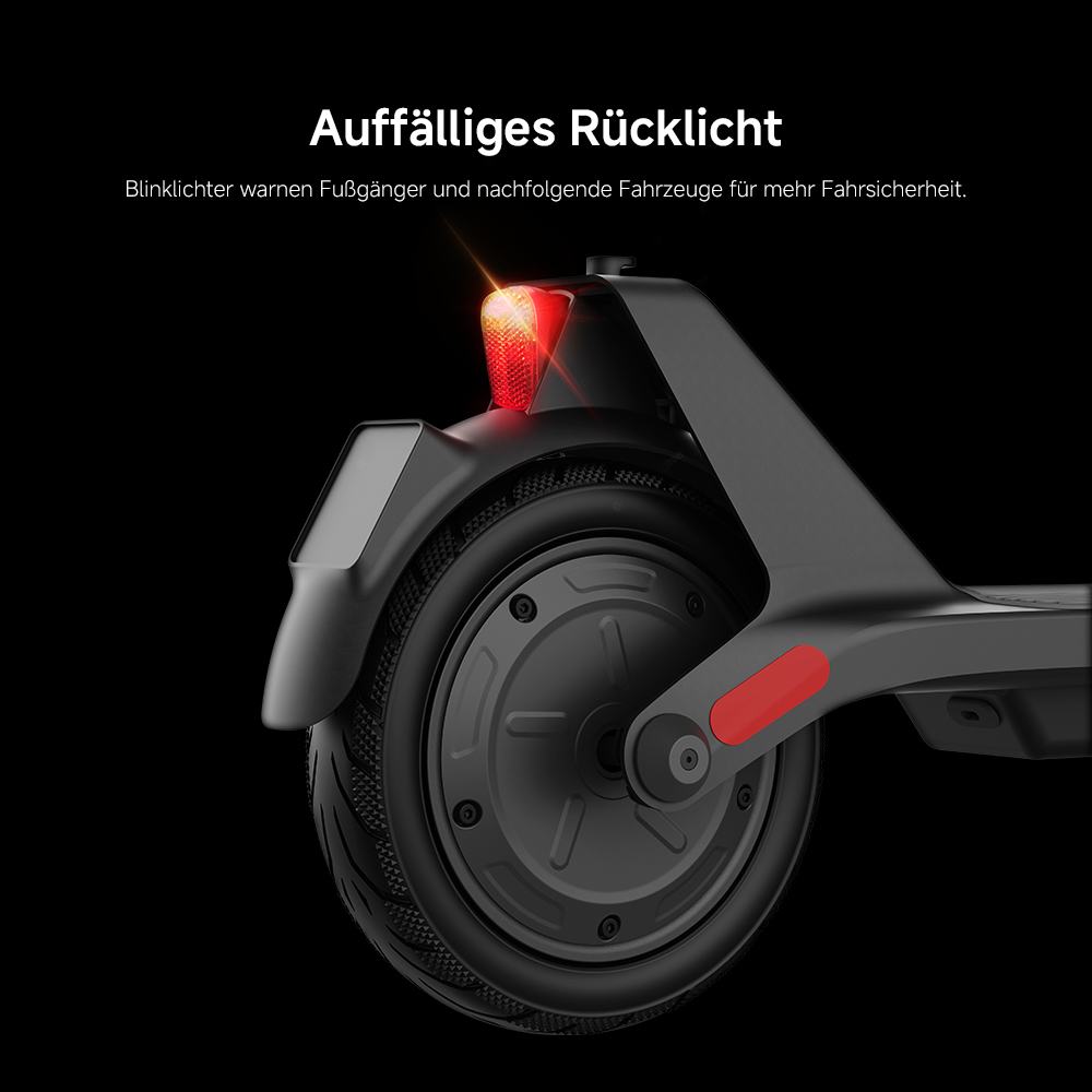 Schwarzes Elektroroller-Hinterrad mit rotem Rücklicht und Reflektor auf schwarzem Hintergrund. Fokus auf Sicherheitsmerkmale.