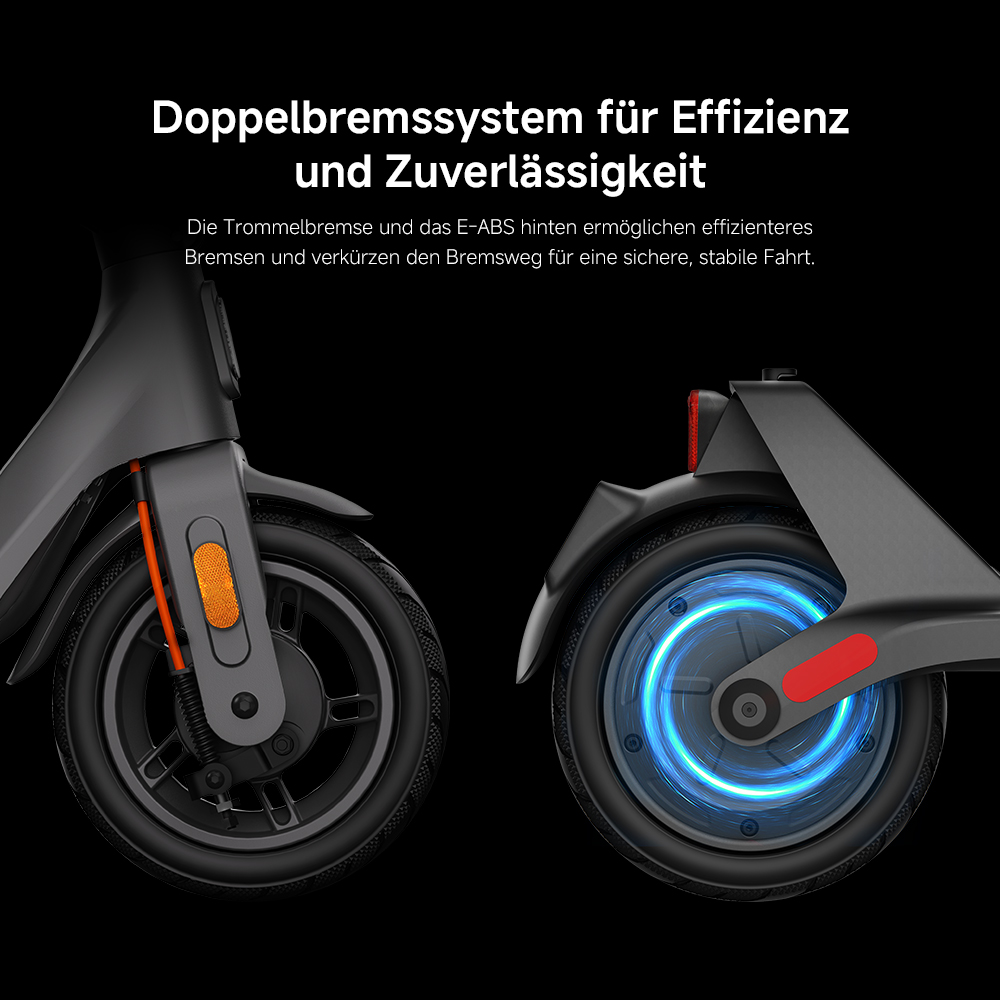 Nahaufnahme der Räder eines E-Scooters auf schwarzem Hintergrund. Vorderrad mit orangefarbenem Reflektor, hinten mit blauem Licht.