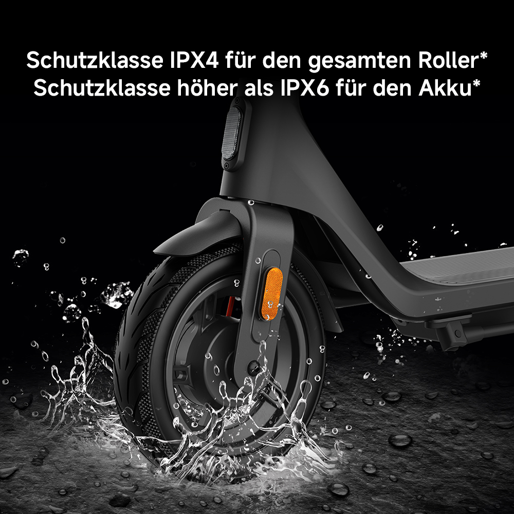 Schwarzes Elektroroller-Rad mit Wasserspritzern. Oranger Reflektor und Text über IP-Schutz.