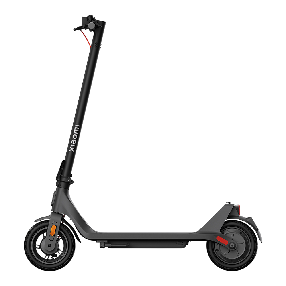 Schwarzer Xiaomi-Elektroroller auf schwarzem Hintergrund. Er hat rote Akzente an Bremsen und Lichtern und ein weißes Xiaomi-Logo.