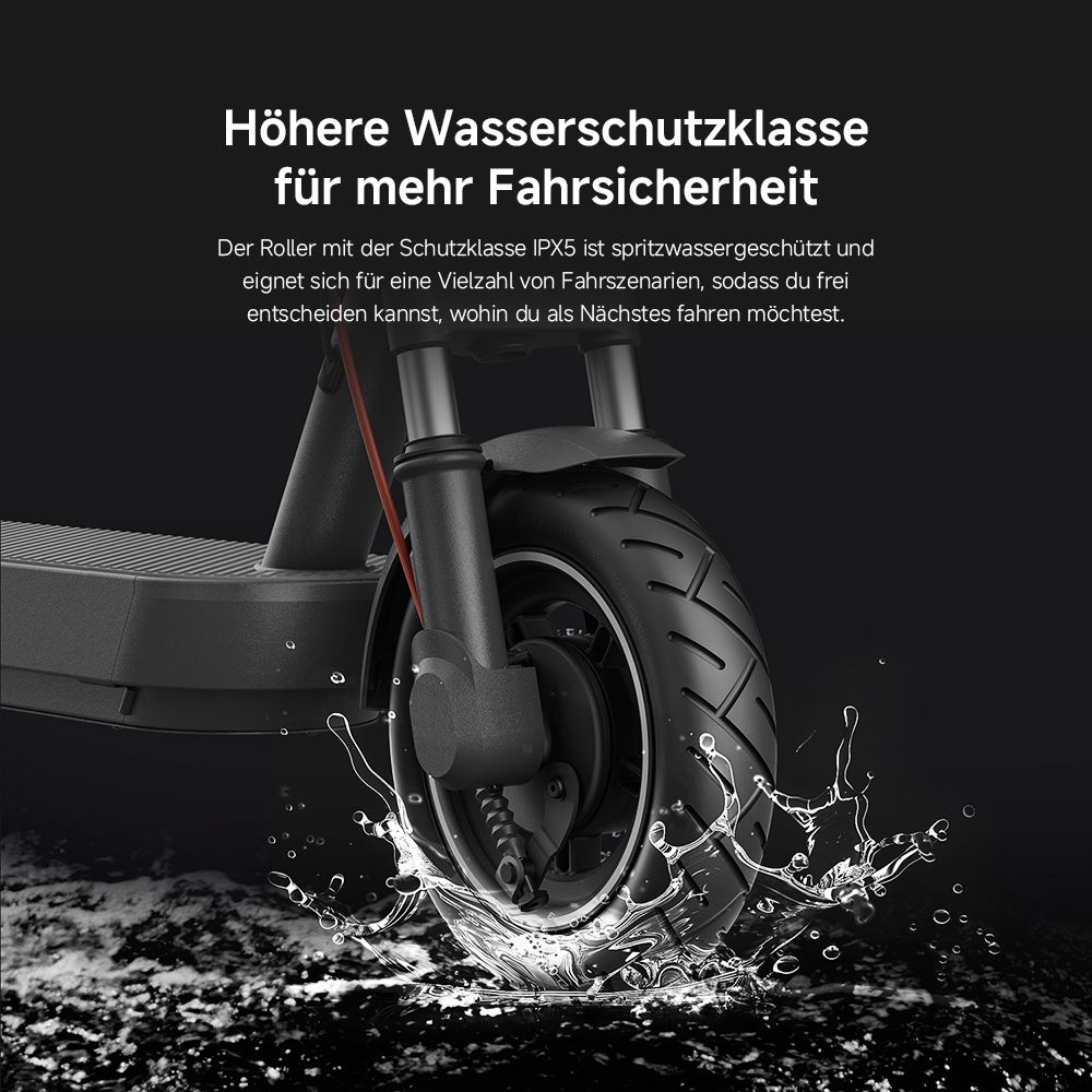 Nahaufnahme eines Elektroroller-Rads mit Wasserspritzeffekt. Schwarzer Reifen, Federung und ein rotes Kabel. Dunkler Hintergrund.