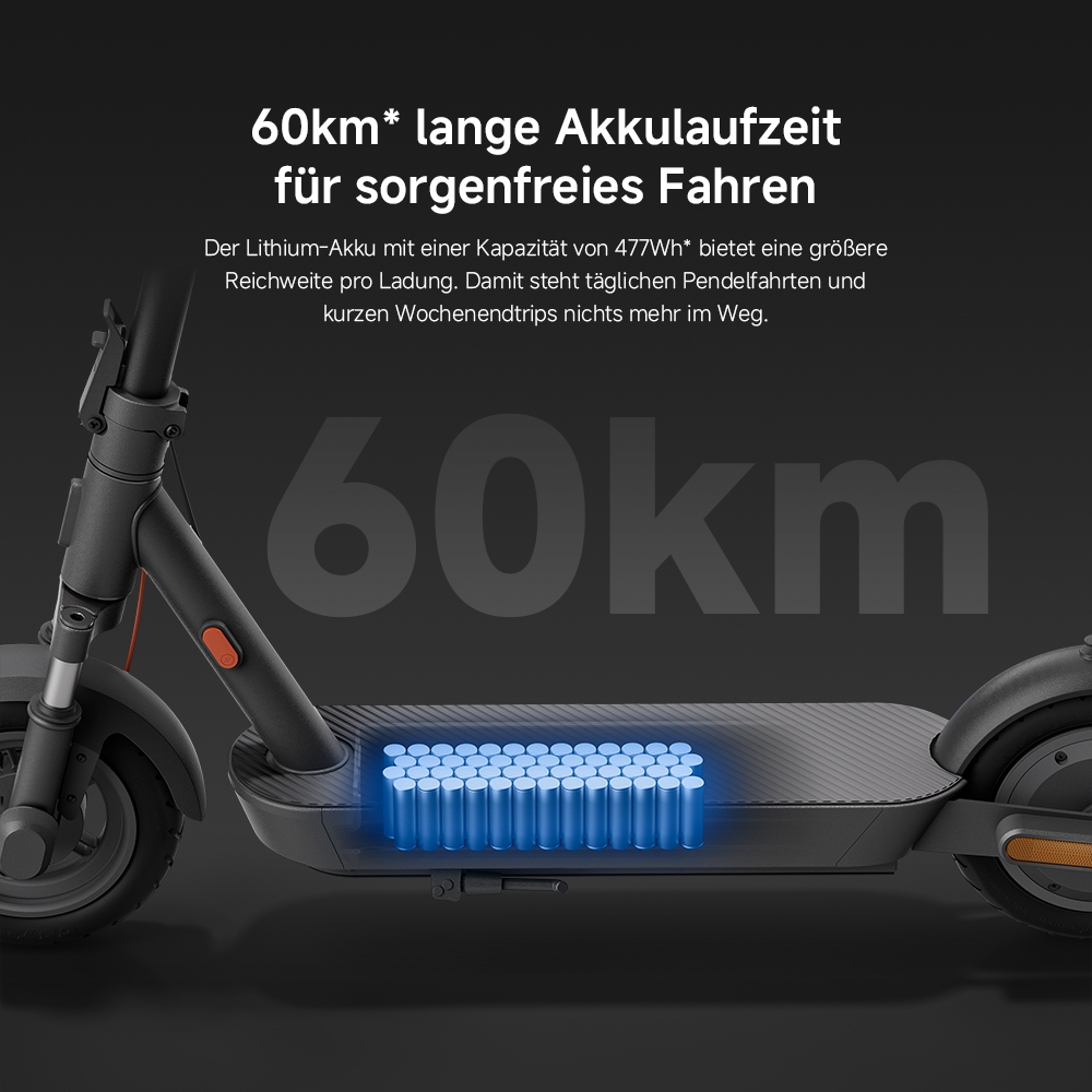 Ein Elektroroller mit 60 km Reichweite wird gezeigt. Der Akku wird durch leuchtende blaue Zylinder hervorgehoben. Textüberlagerung zeigt Akkulaufzeit.