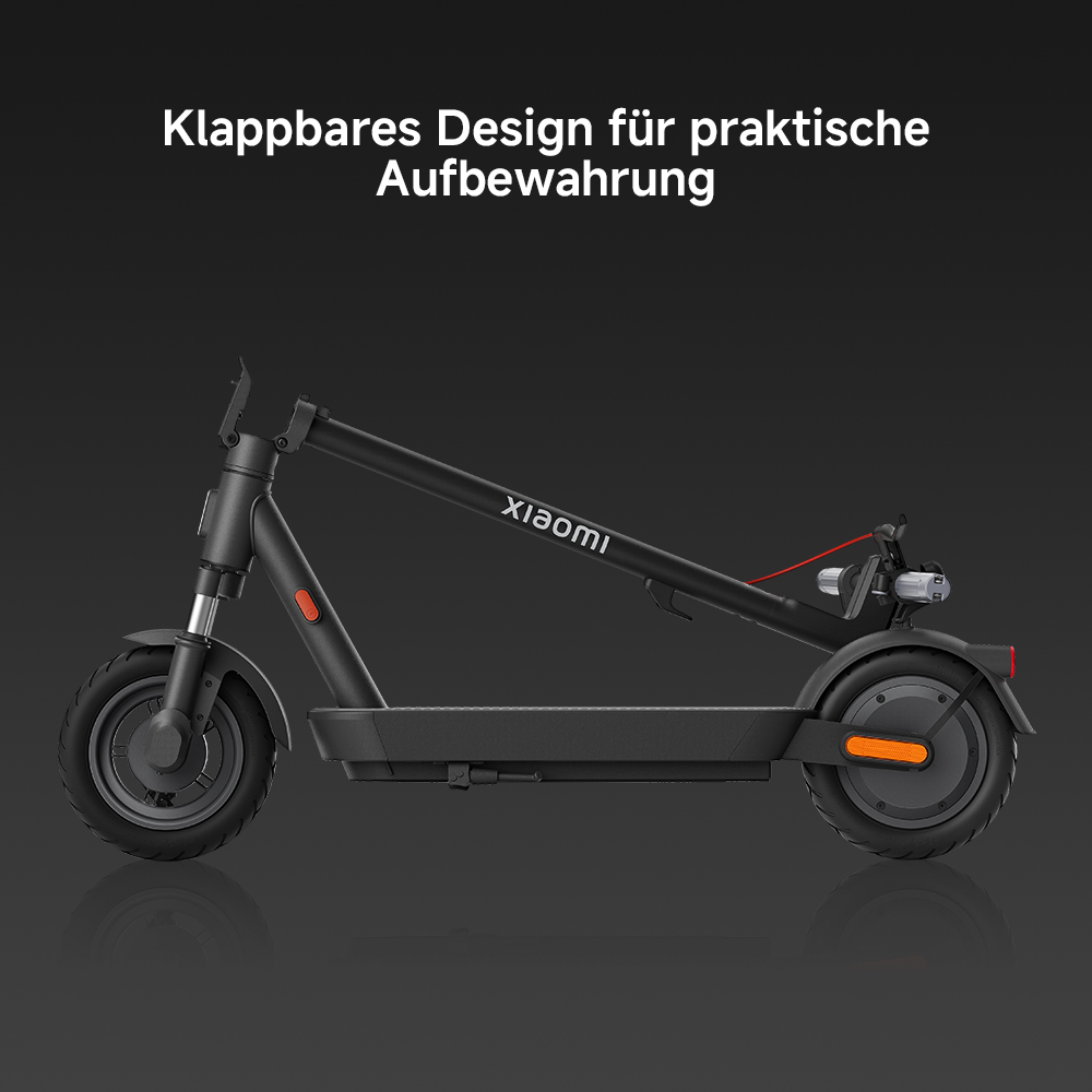 Ein schwarzer Xiaomi-Elektroroller, zusammengeklappt. Der Text oben lautet: „Klappbares Design für praktische Aufbewahrung“.