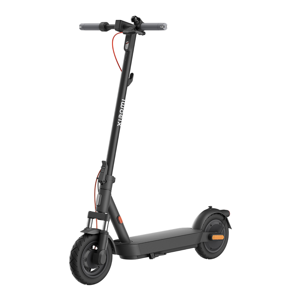 Ein schwarzer Xiaomi-Elektroroller vor schwarzem Hintergrund. Er hat orangefarbene Akzente und das Xiaomi-Logo auf dem Schaft.