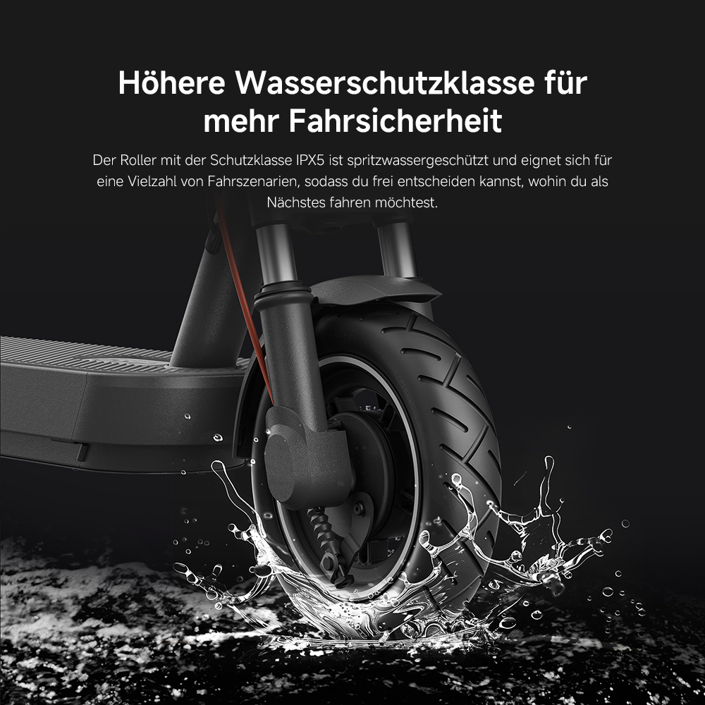 Schwarzes Elektroroller-Rad spritzt durch Wasser. Weißer Text oben sagt: 'Höherer Wasserschutz für mehr Fahrsicherheit'.