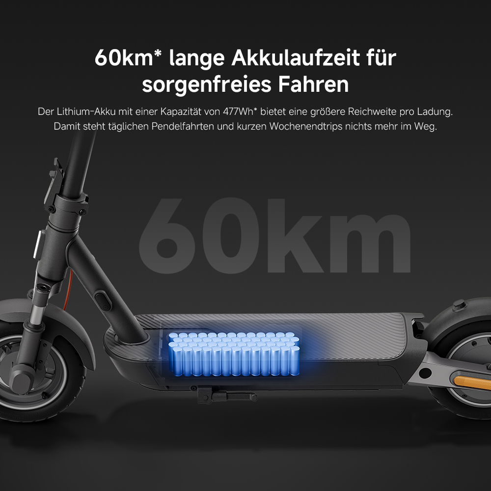 Ein Elektroroller mit Batteriefach. Der Text lautet 60 km Reichweite. Der Hintergrund ist dunkelgrau.