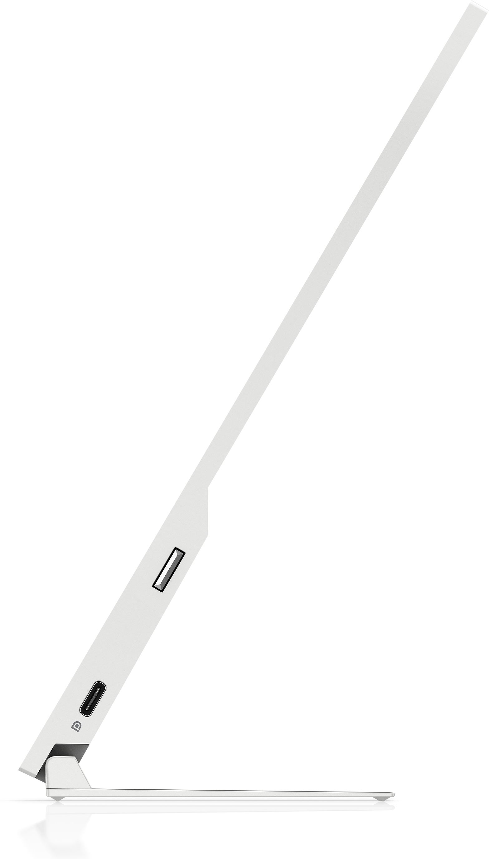 Ein weißer Laptop, geöffnet im Winkel, auf einer weißen Oberfläche. Sichtbare Anschlüsse sind USB und USB-C. Der Hintergrund ist weiß.