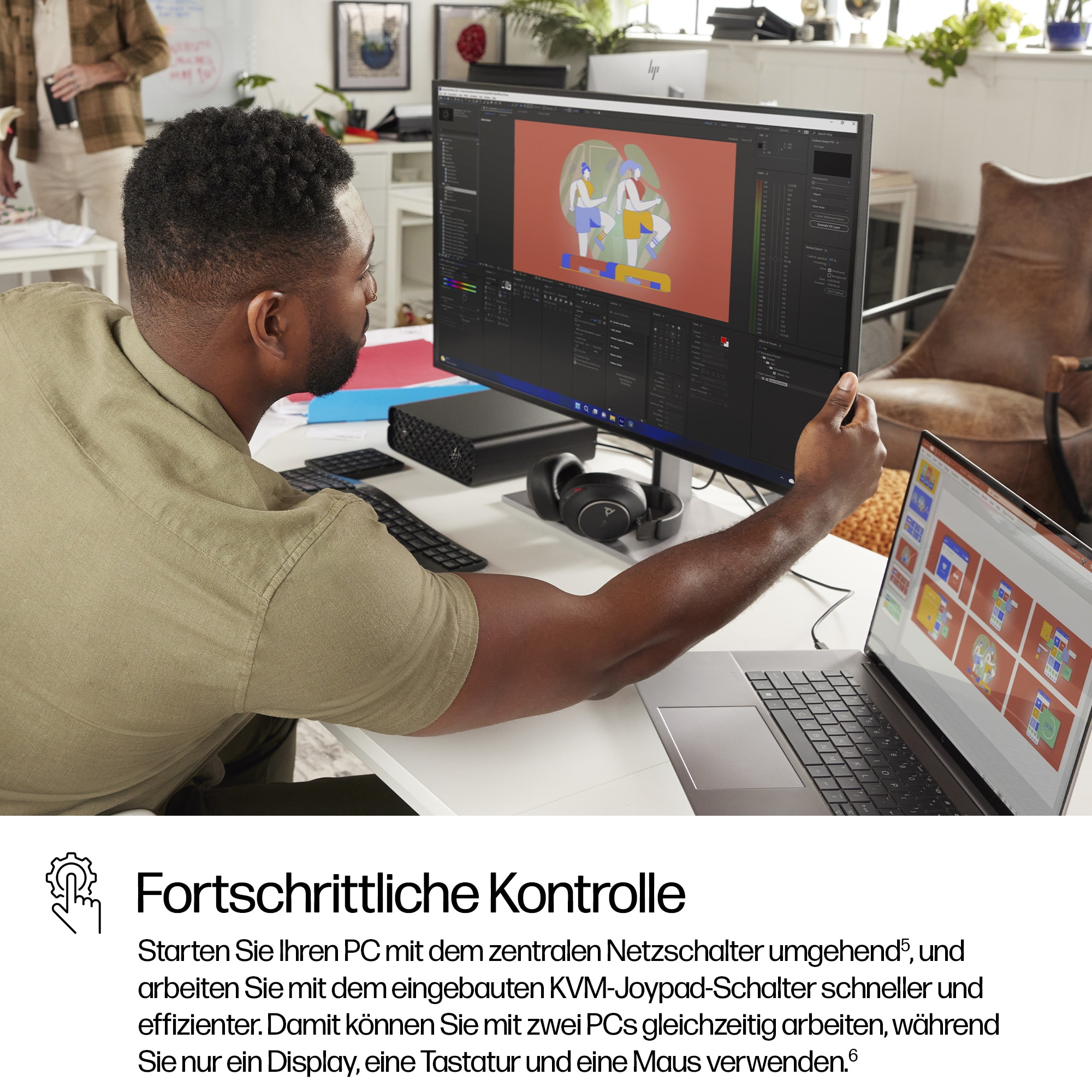 Ein Mann arbeitet an einem Computer mit großem Monitor und Laptop. Der Monitor zeigt ein Grafikdesignprogramm.