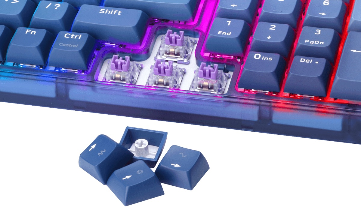 Zbliżenie niebieskiej klawiatury mechanicznej z usuniętymi klawiszami. Widoczne fioletowe przełączniki. Klawiatura podświetlona niebieskim i czerwonym światłem.