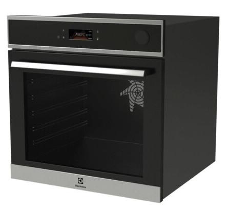 Czarny piekarnik Electrolux. Otwarte drzwi ukazują ciemne wnętrze z rusztami. Srebrny uchwyt i wykończenie. Wyświetlacz cyfrowy.