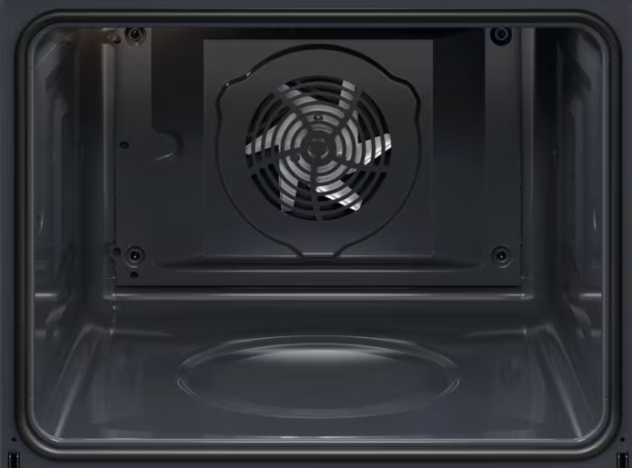 Wnętrze piekarnika. Wentylator w górnej części. Piekarnik jest ciemnoszary i pusty.