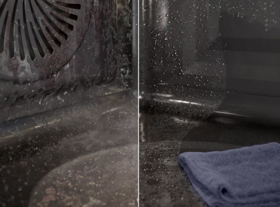 Zbliżenie brudnego wnętrza piekarnika. Widoczne są krople wody. Niebieska szmatka po prawej. Otwór wentylacyjny piekarnika po lewej.