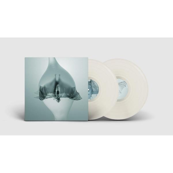 Albumcover mit einer Fledermaus in einer Glasform neben zwei weißen Schallplatten, alles vor hellgrauem Hintergrund.