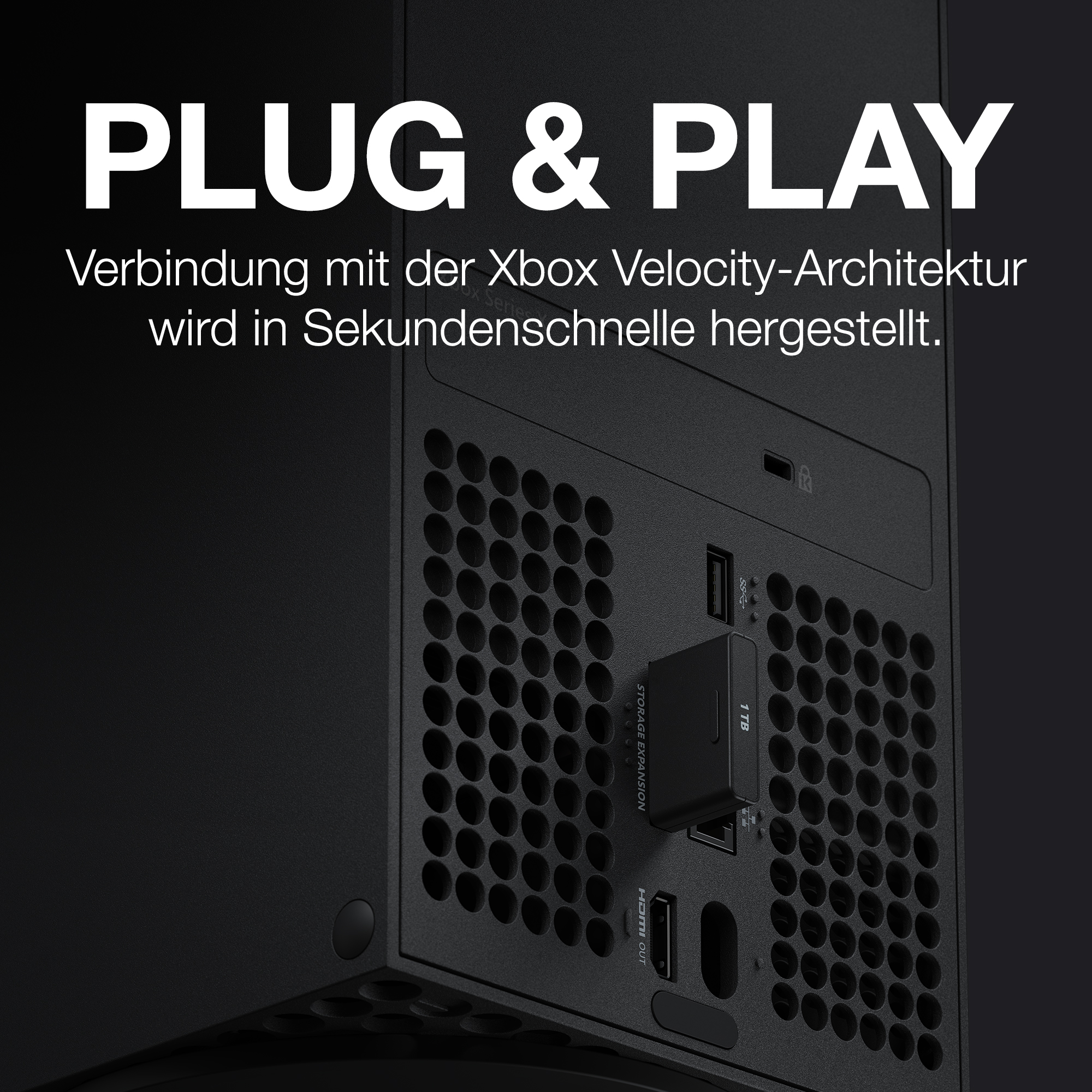 Xbox-Konsole mit Speichererweiterungskarte. Text: Plug & Play. Verbindung mit Xbox Velocity-Architektur wird sofort hergestellt.
