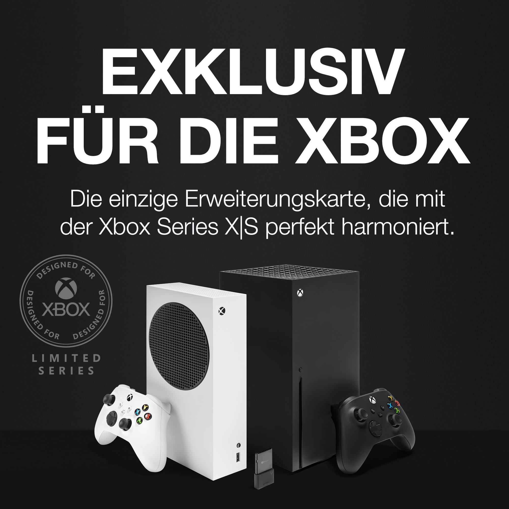 Werbung für Xbox mit weißer und schwarzer Konsole, Controllern und Text: EXKLUSIV FÜR DIE XBOX.