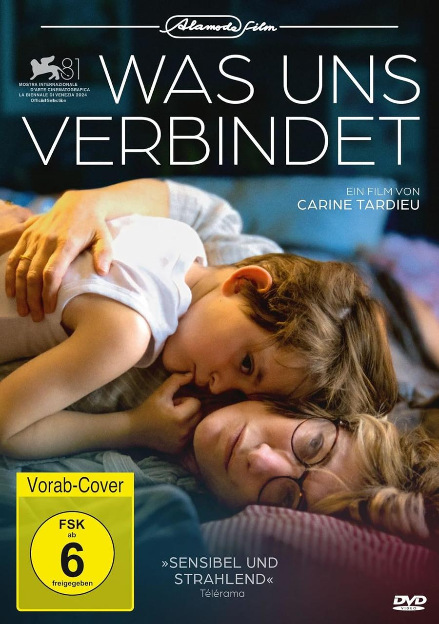 Filmposter zeigt ein Kind und eine Frau, die sich umarmen. Der Text lautet 'Was Uns Verbindet' und 'Carine Tardieu'. Ein Bewertungssiegel ist vorhanden.