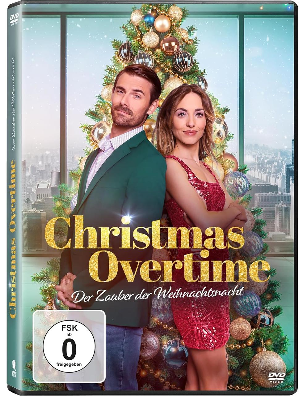 DVD-Cover für Christmas Overtime. Ein Mann in einer grünen Jacke und eine Frau in einem roten Kleid stehen Rücken an Rücken vor einem Weihnachtsbaum.