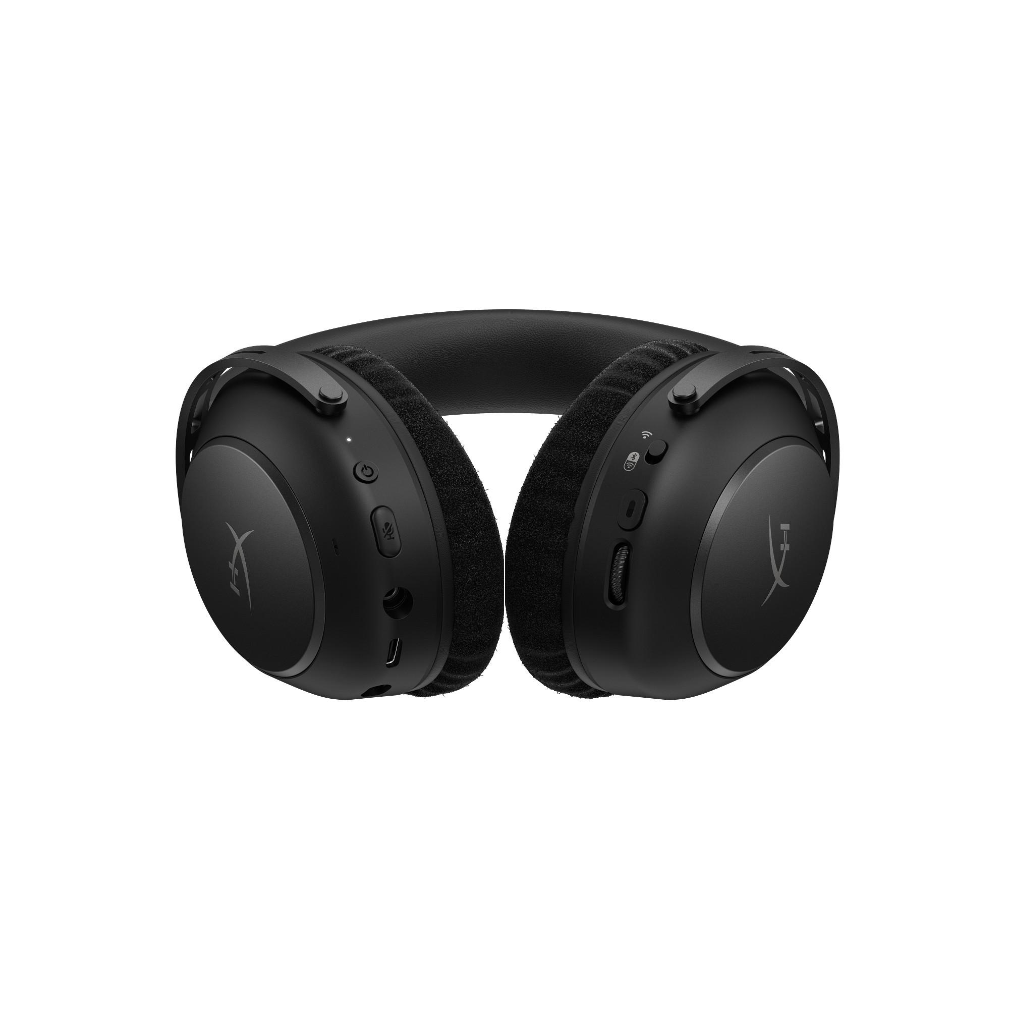 Schwarzes drahtloses HyperX-Gaming-Headset auf weißem Hintergrund. Das Headset hat ein Mikrofon, Knöpfe und weiche Ohrmuscheln.