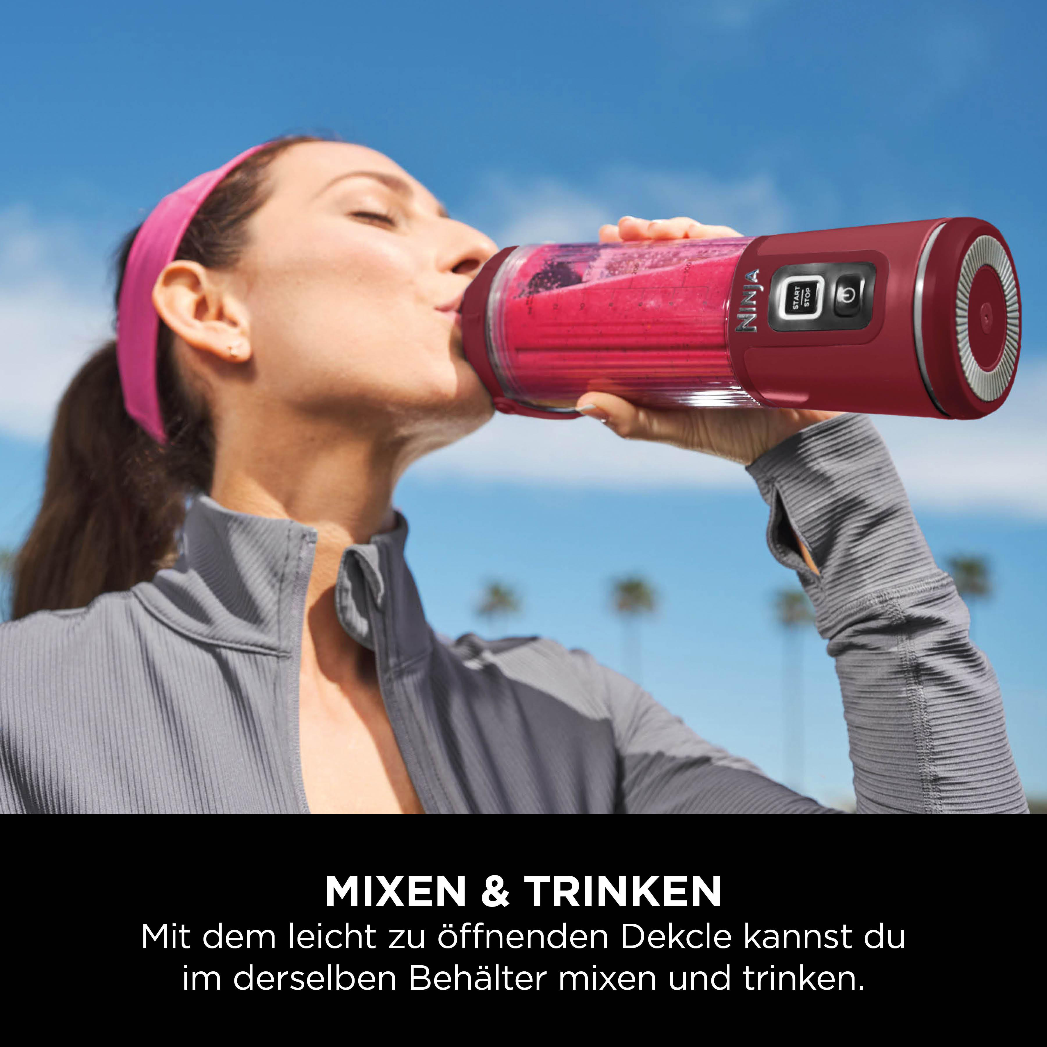 Eine Frau trinkt aus einem Mixer. Der Mixer ist rot, mit einem roten Stirnband. Der Hintergrund ist ein blauer Himmel mit Palmen.