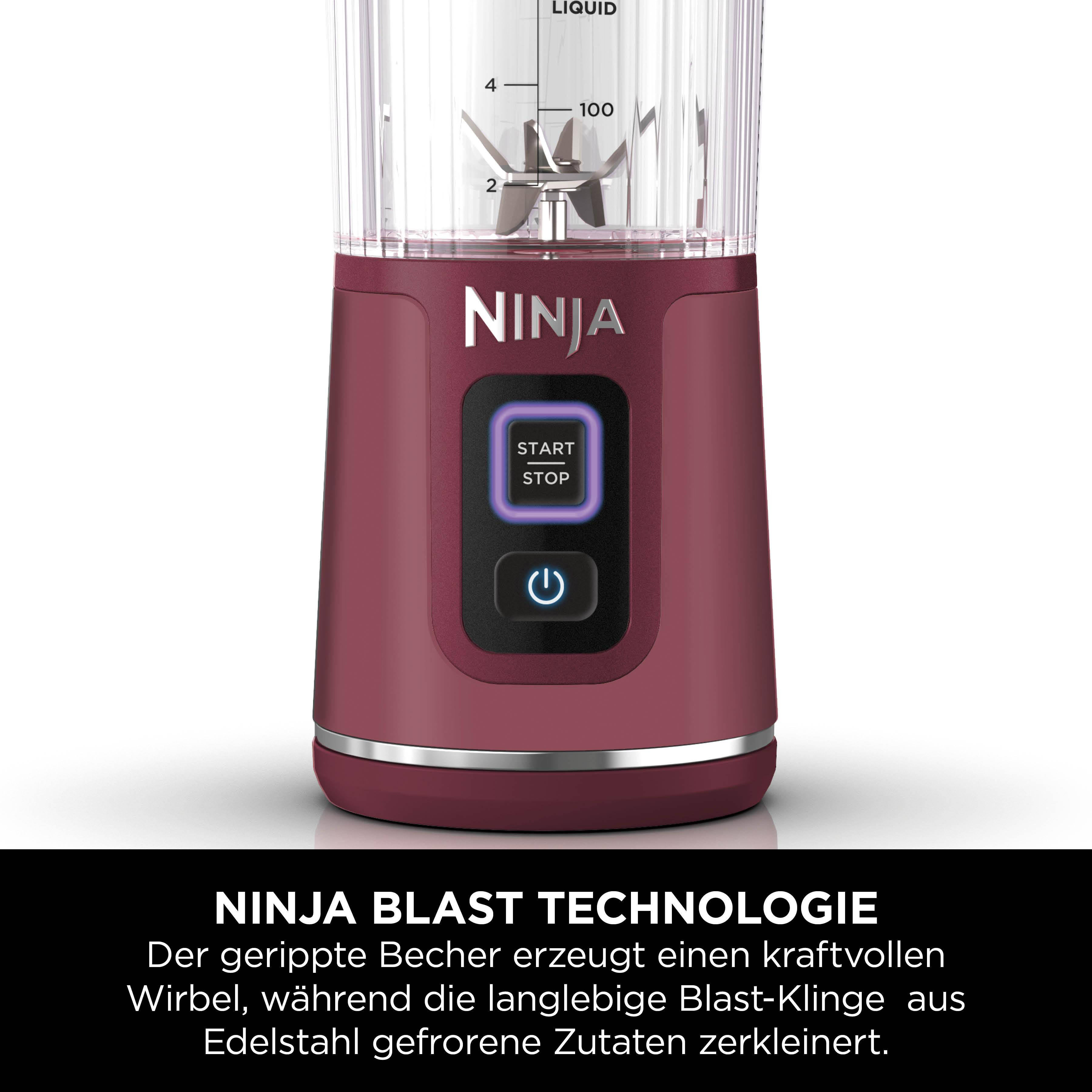 Gezeigt wird ein maroonfarbener Ninja-Blender mit einem transparenten Mischbehälter, einer Start/Stopp-Taste und einem Netzschalter.
