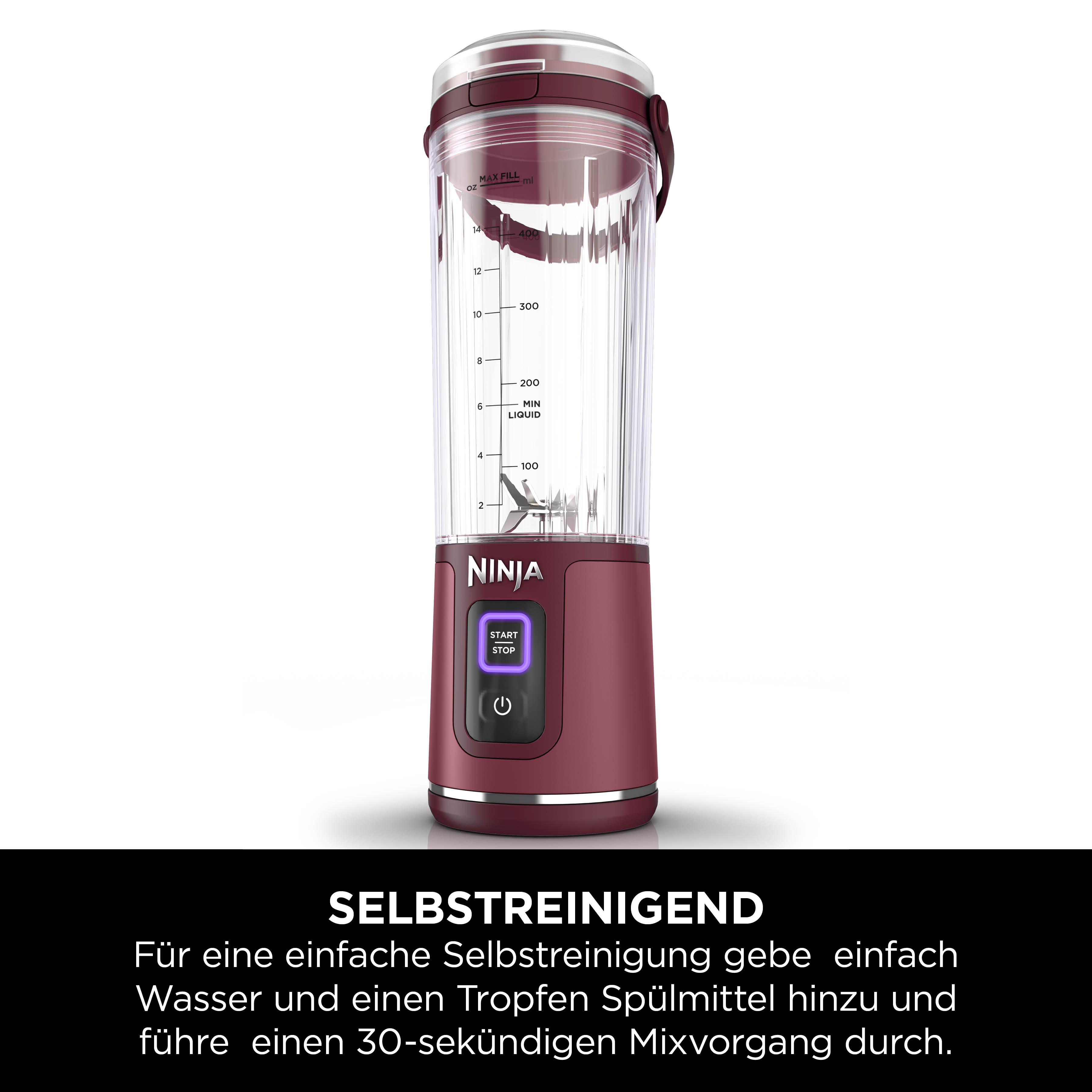 Ein maroonfarbener Ninja-Mixer. Er hat einen transparenten Behälter mit Maßen. Start/Stopp-Taste leuchtet. Text unten.