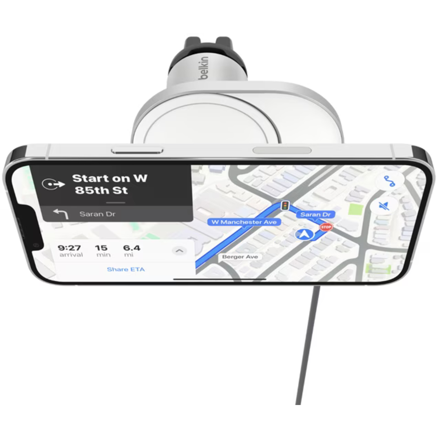 Smartphone avec carte de navigation dans un support de voiture. Affiche l'itinéraire et l'heure estimée. Câble noir branché.
