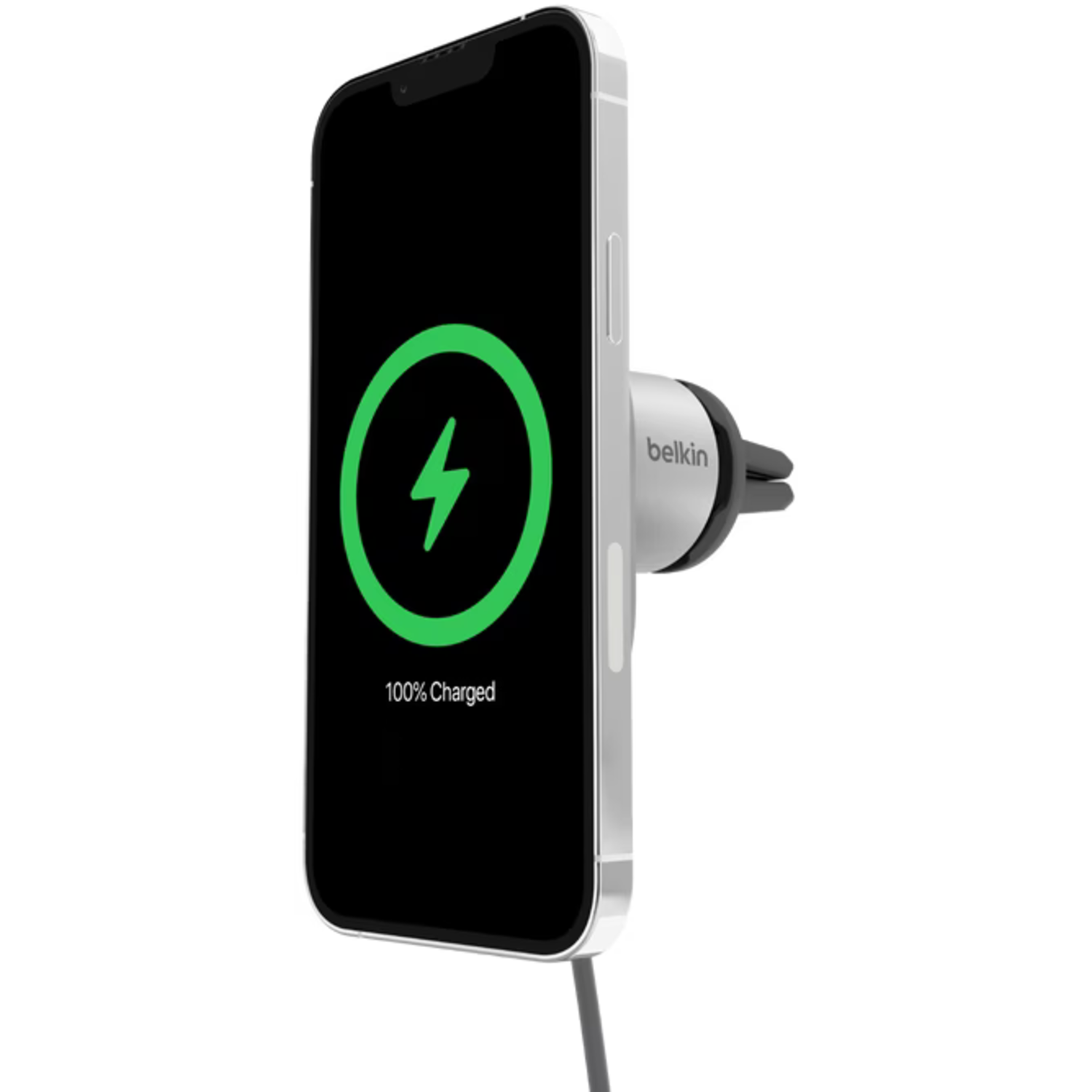 Un iPhone argenté se charge sans fil avec une icône d'éclair verte, indiquant 100% de charge. Il est monté dans un support de ventilation Belkin.