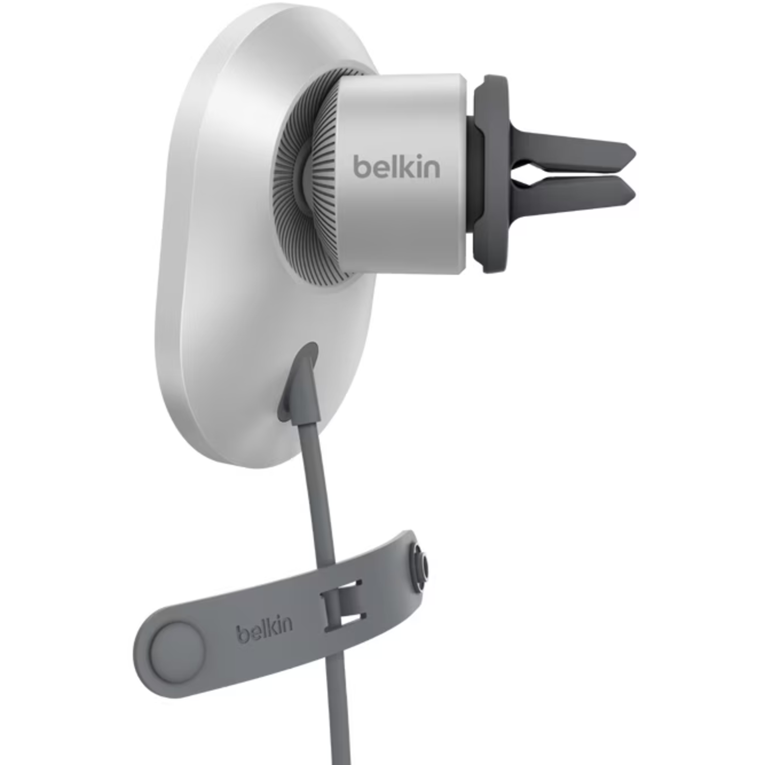 Un support de téléphone de voiture Belkin. Il est gris et blanc, avec le logo Belkin visible. Comprend une pince de ventilation, un support magnétique et un bras de support.