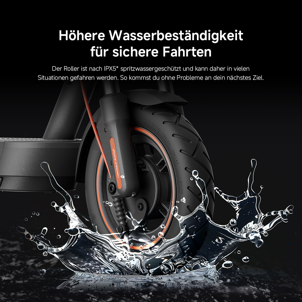 Schwarzes E-Scooter-Rad mit orangefarbenen Akzenten. Wasserspritzeffekt vorne. Text oben: Höhere Wasserbeständigkeit für sichere Fahrten.