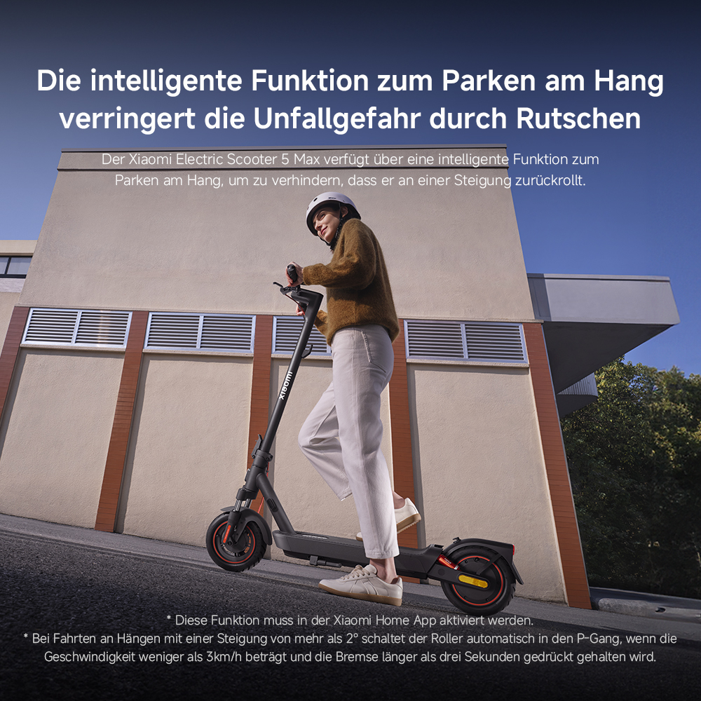 Frau auf einem Elektroroller an einem Hang. Der Roller ist schwarz, die Frau trägt Helm und Freizeitkleidung.