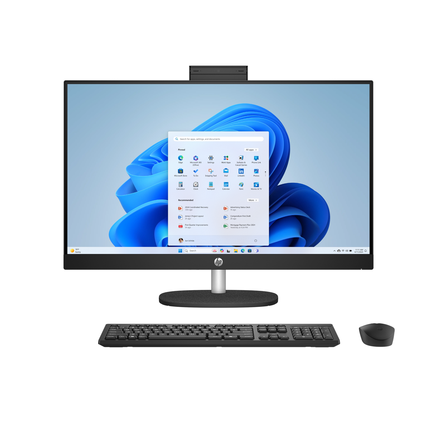 Un ordinateur HP tout-en-un avec clavier et souris noirs. L'écran affiche Windows 11 avec des icônes d'applications.